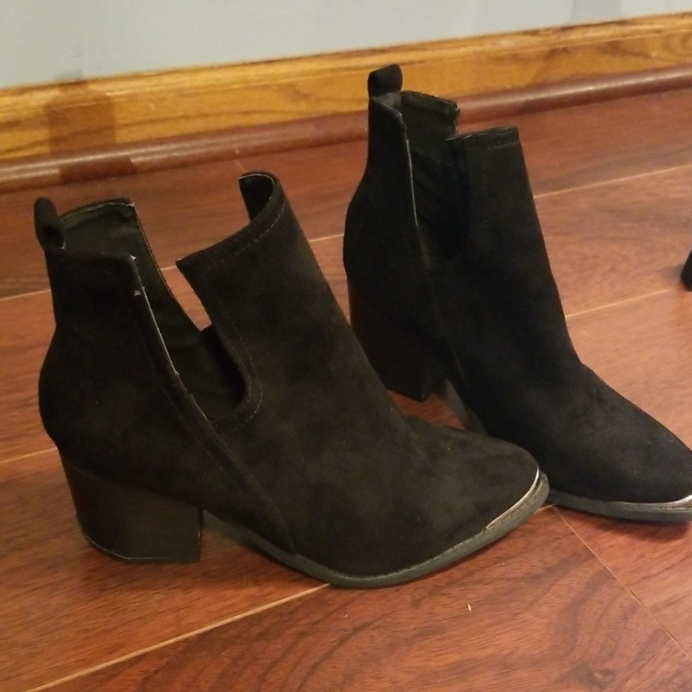Mi.iM Black Suede Booties size 8.5